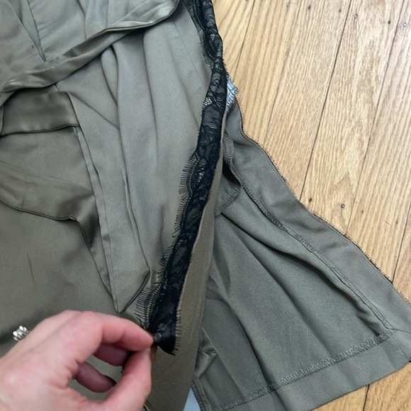 One one six/ strut & bolt olive green satin robe size large - Picture 3 of 7